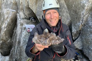 Le cristallier Samuel Filliez venant d'extraire un très beau groupe de quartz fumé, à 3'500 mètres d'altitude.